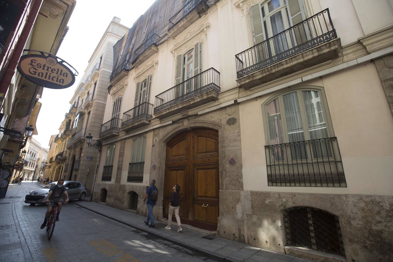 Blasones, patios de armas, columnas góticas, miradores, salones de grandes dimensiones e incluso restos de la muralla que protegía la ciudad esconden las fachadas de los palacios de la calle Caballeros.