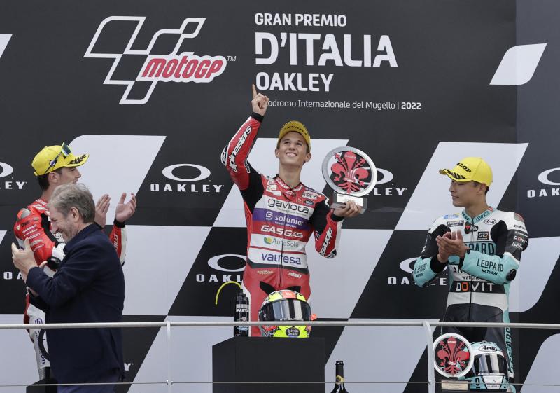 Sergio García celebra su triunfo en el podio de Mugello.