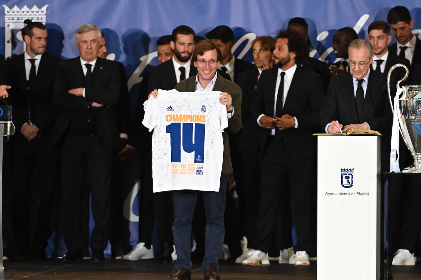 El alcalde de Madrid, José Luis Martínez-Almeida, sujeta una camiseta conmemorativa de la decimocuarta Champions del Real Madrid durante la visita del conjunto de Chamartín al consistorio de la capital española. 