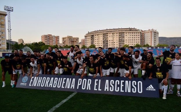 Los jugadores del Eldense celebran el ascenso sobre el césped del estadio Pepico Amat. 