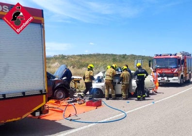 Imagen secundaria 1 - Los bomberos han tenido que liberar a uno de los heridos que había quedado atrapado. 