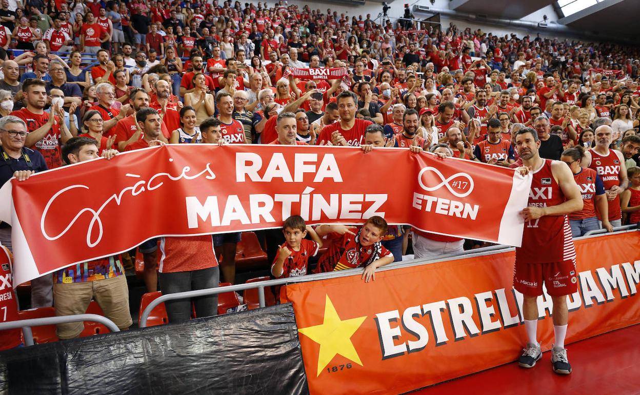 El jugador de Santpedor posa junto a una enorme pancarta en su honor que le dedicaron los aficionados de Manresa. 