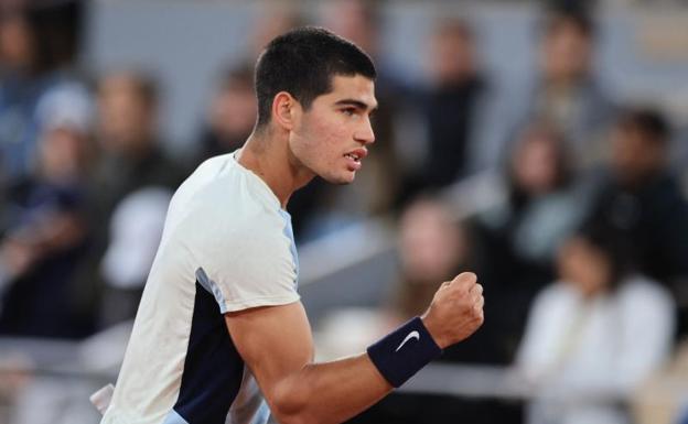 Carlos Alcaraz celebra un punto en su partido de octavos de final en Roland Garros. 