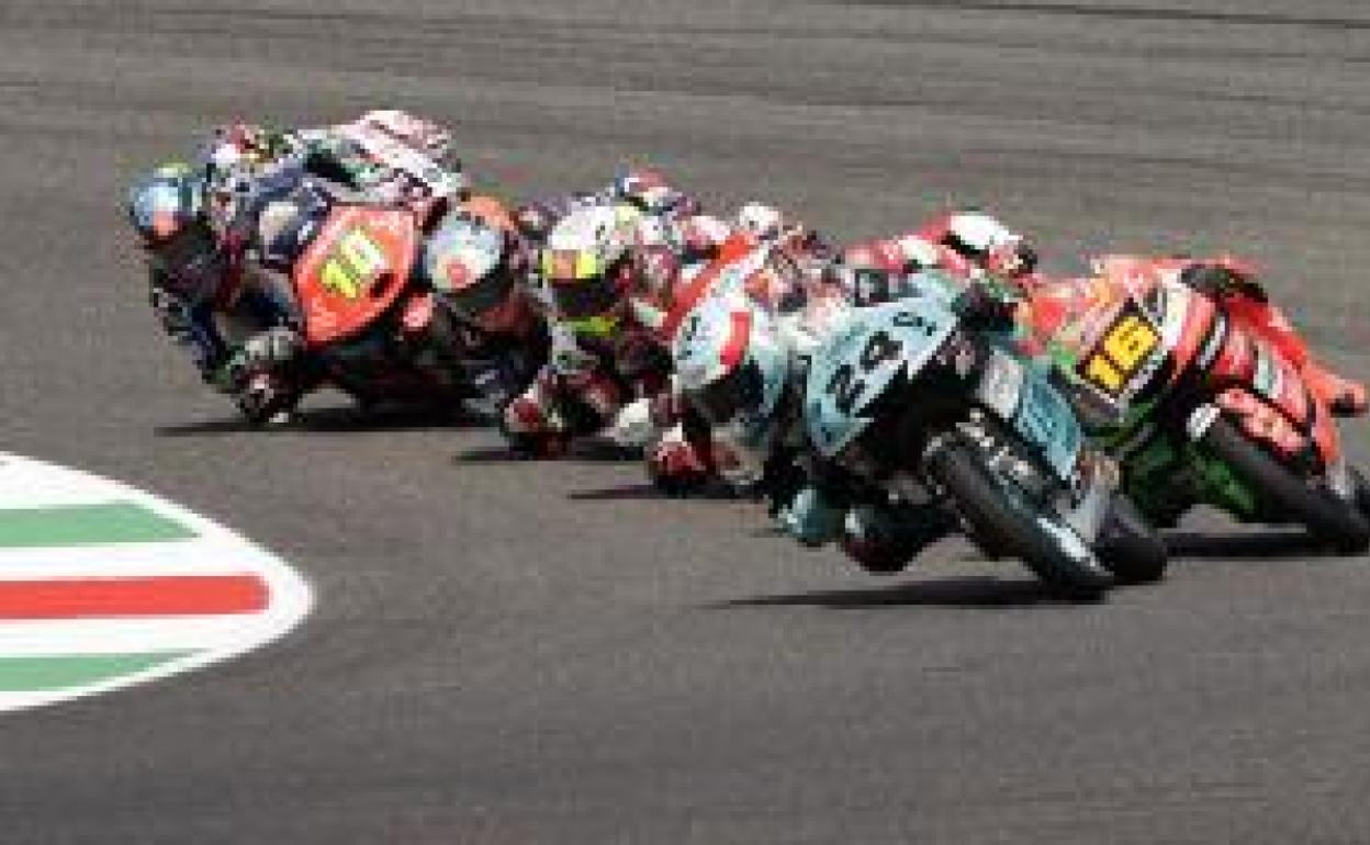 Sergio García Dolsrueda detrás de Suzuki (24) durante el GP de Italia. 