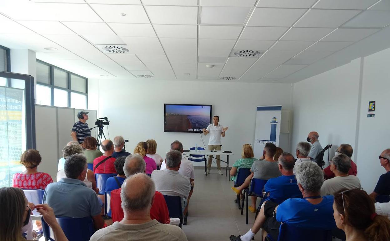 Un instante del encuentro del alcalde con vecinos. 