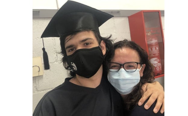 Luis Miguel, con su madre, cuando se graduó en la ESO. 