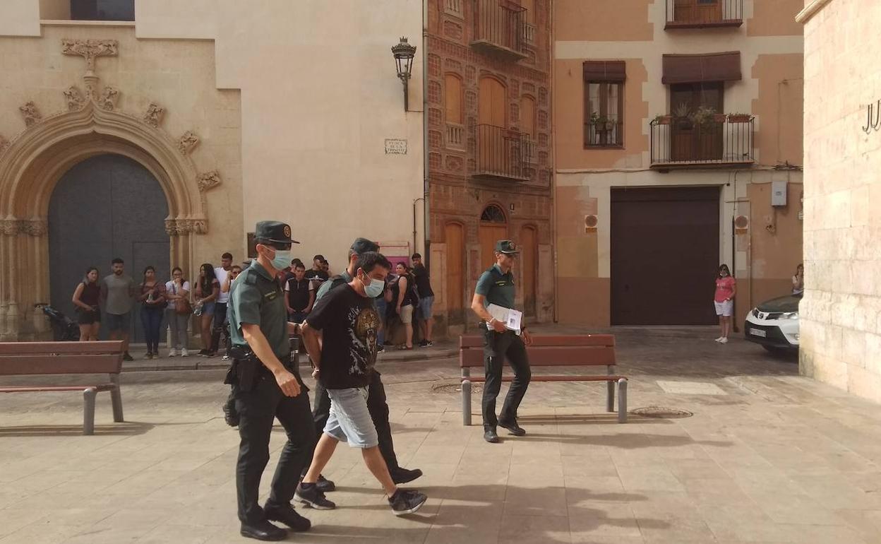 El detenido por el atropello en Canals, a su llegada a los juzadaos de Xàtiva.