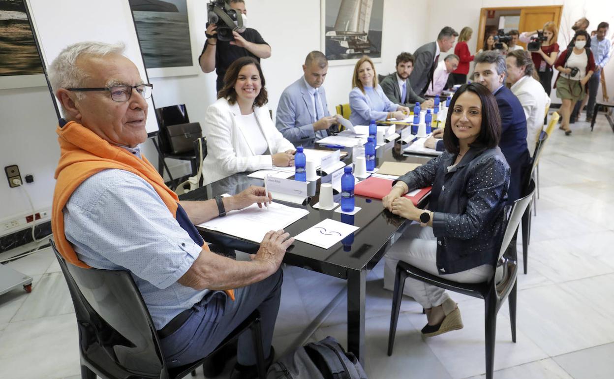 El alcalde Ribó, flanqueado por la vicealcaldesa Gómez y la consellera Torró (d) este lunes en el consejo rector. 