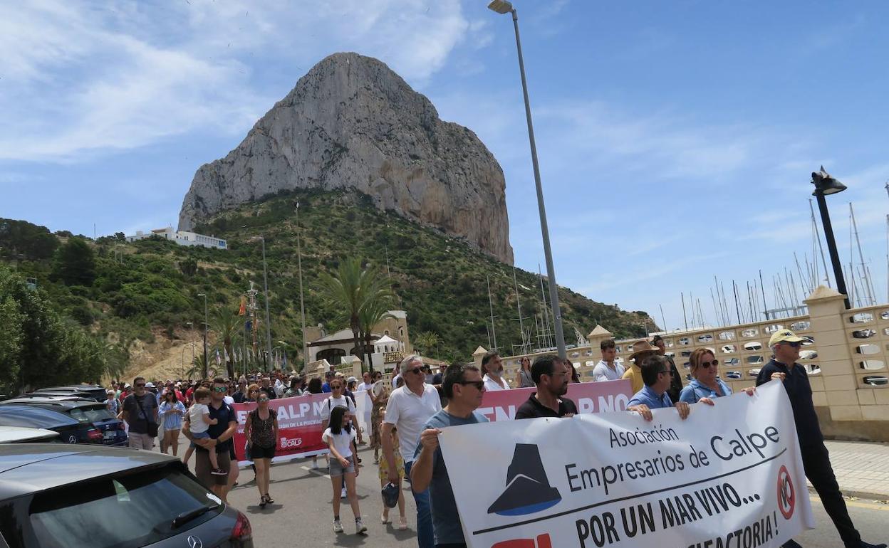 La cabeza de la protesta celebrada este domingo en Calp contra la ampliación de la piscifactoría. 