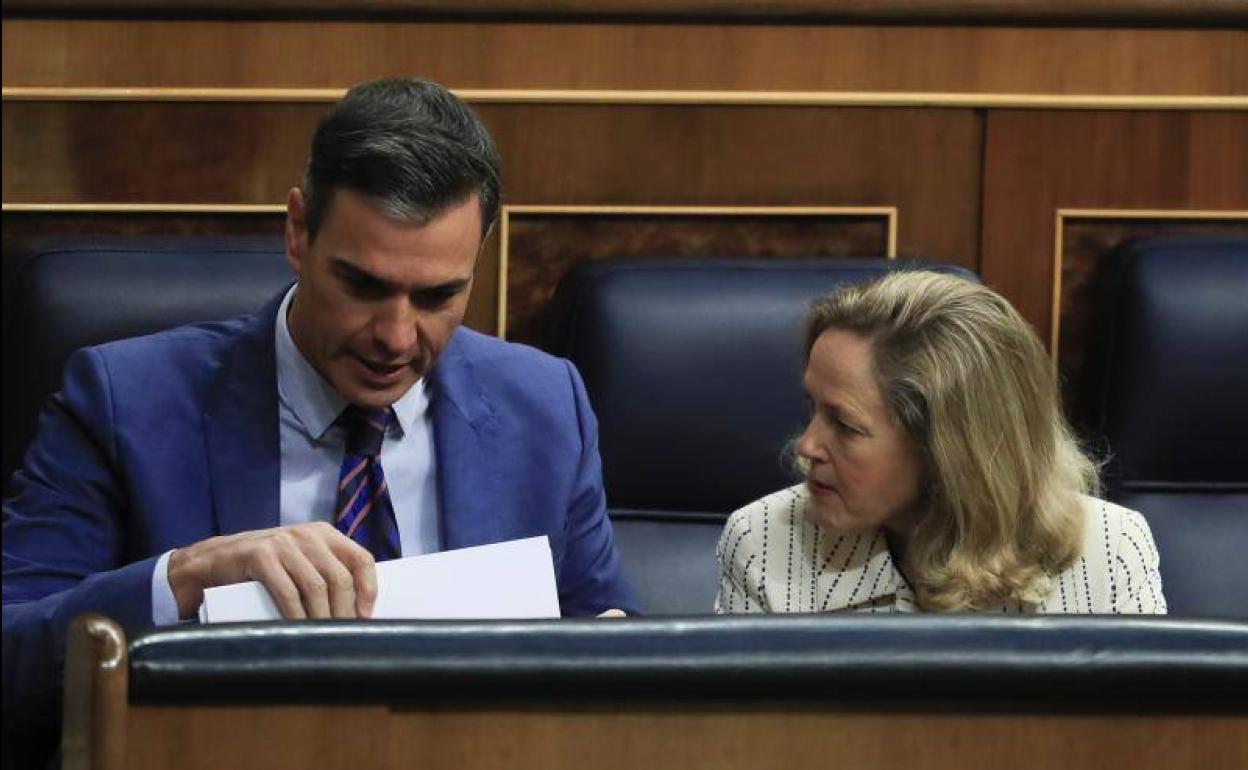 Pedro Sánchez y Nadia Calviño durante un pleno del Congreso.