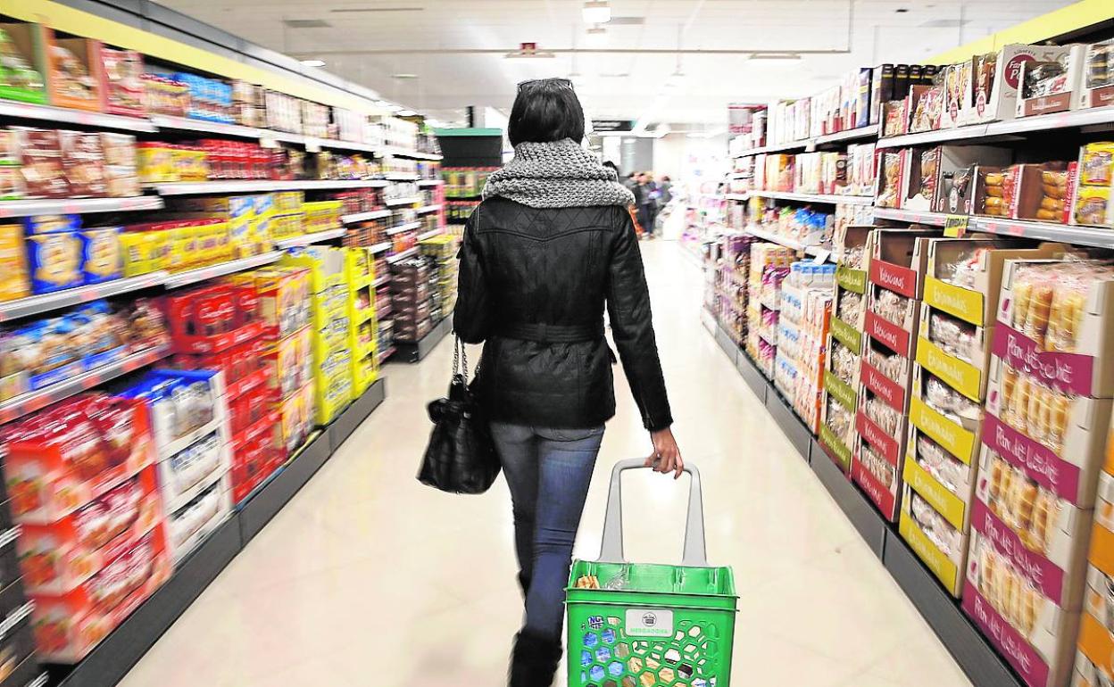 Una mujer recorre el pasillo de un supermercado de Valencia.