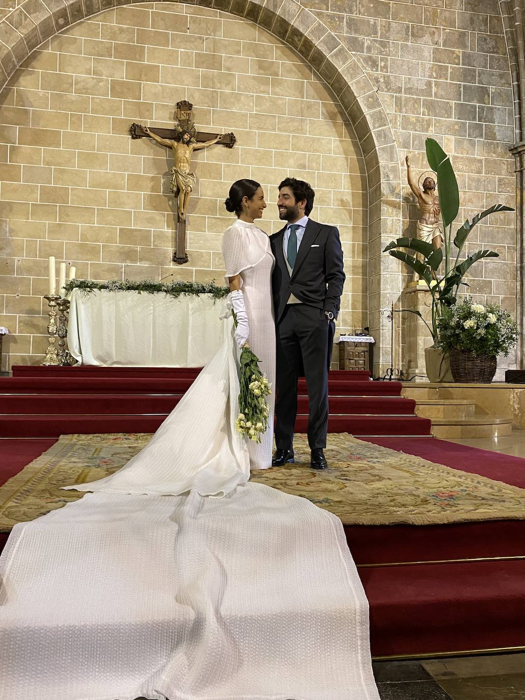 Los novios se casaron en la iglesia de San Bartolomé de Xàbia.