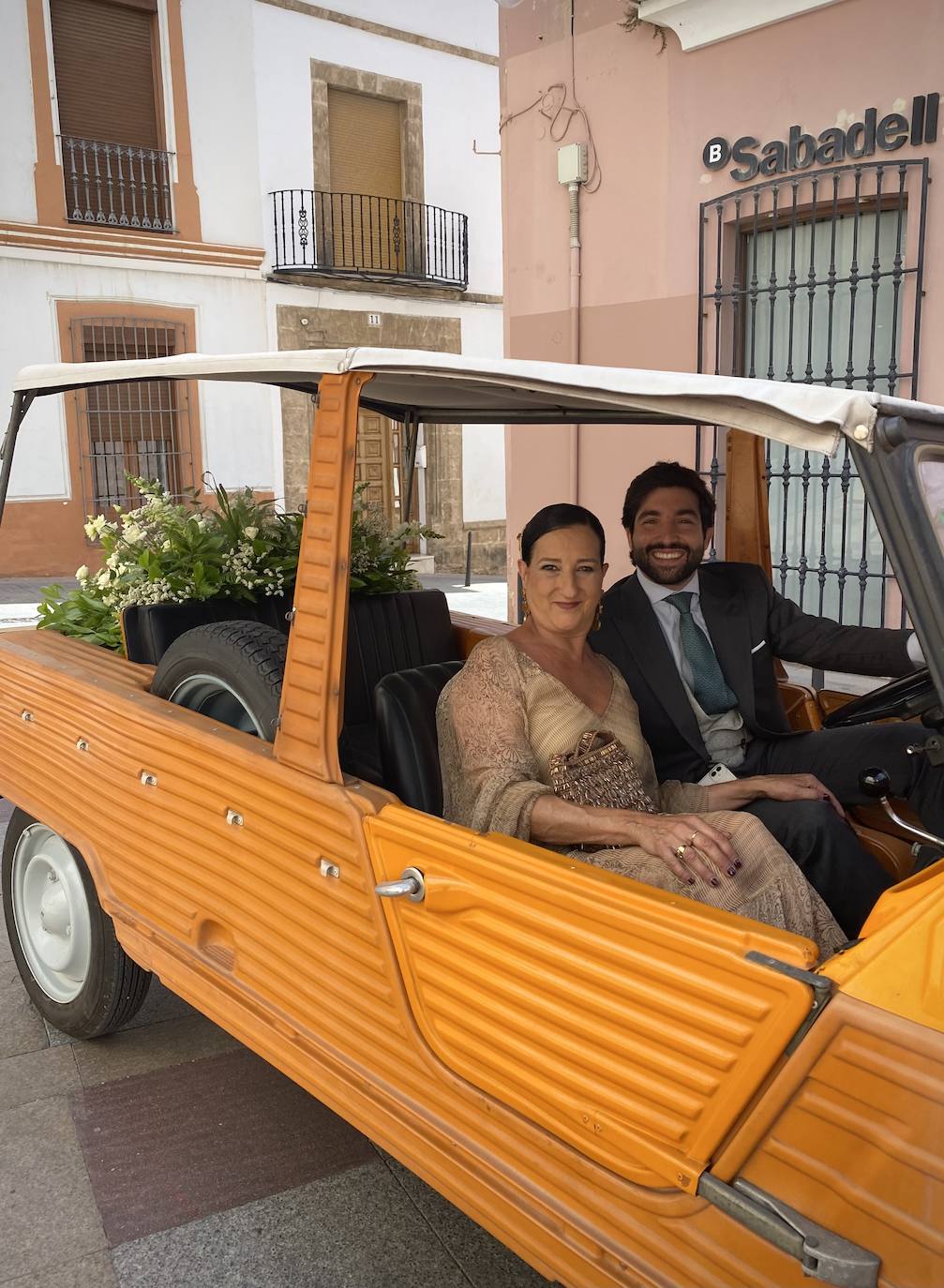 Llegada a la iglesia del novio, Nacho Murillo, con su madre, Pepa Piquer, en un Mehari.