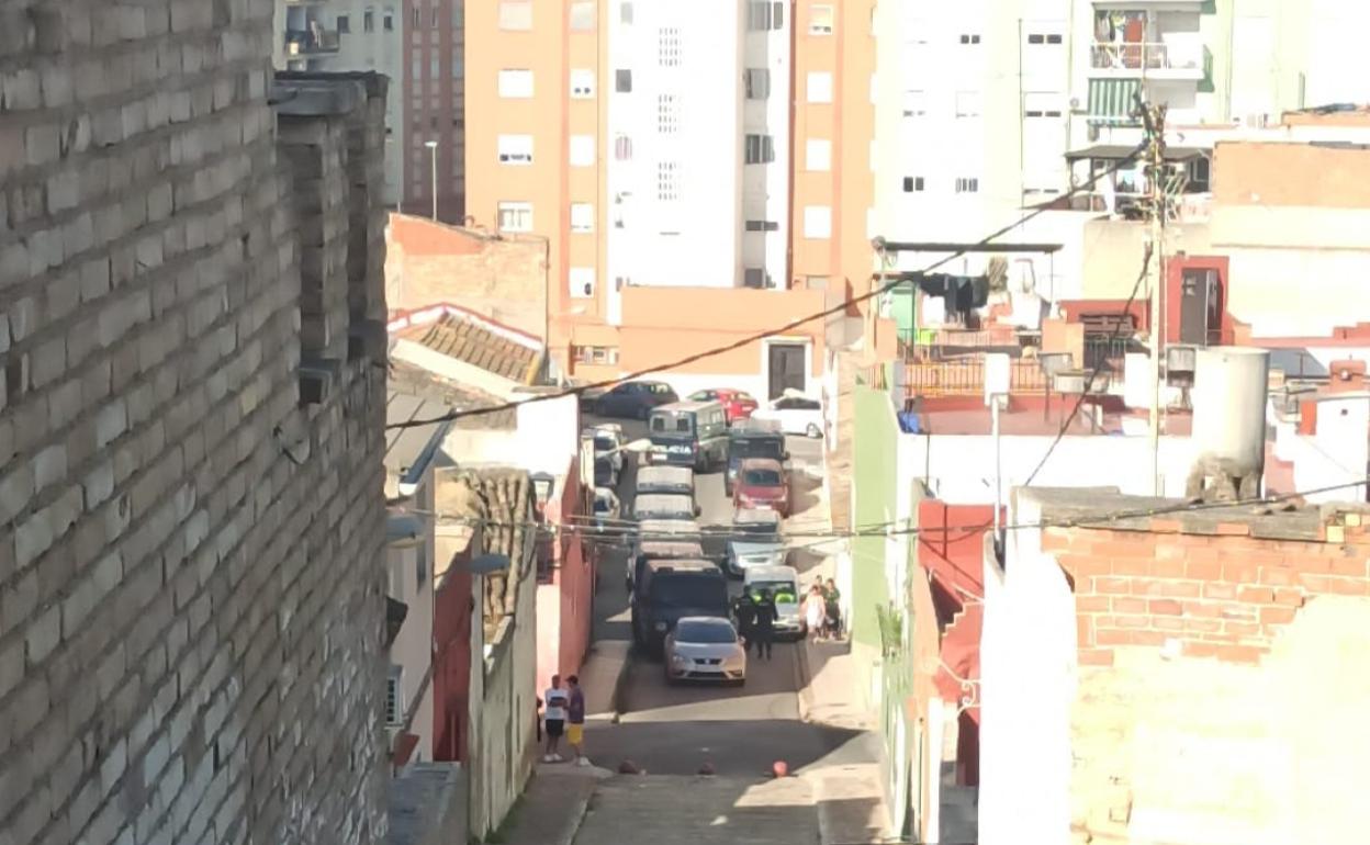 Agentes en una de las calles de l'Alquerieta. 