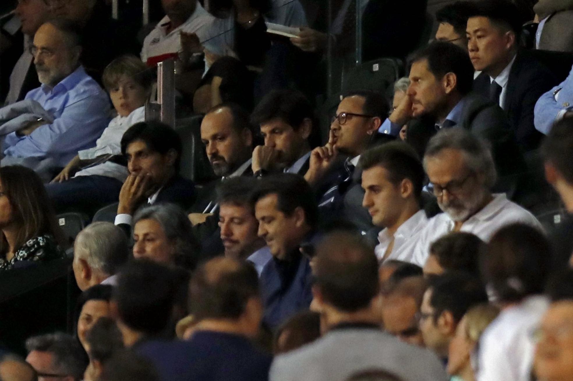 Silencio. Anil Murthy mandó callar a Mestalla en un partido ante el Alavés en 2019. IRENE MARSILLA