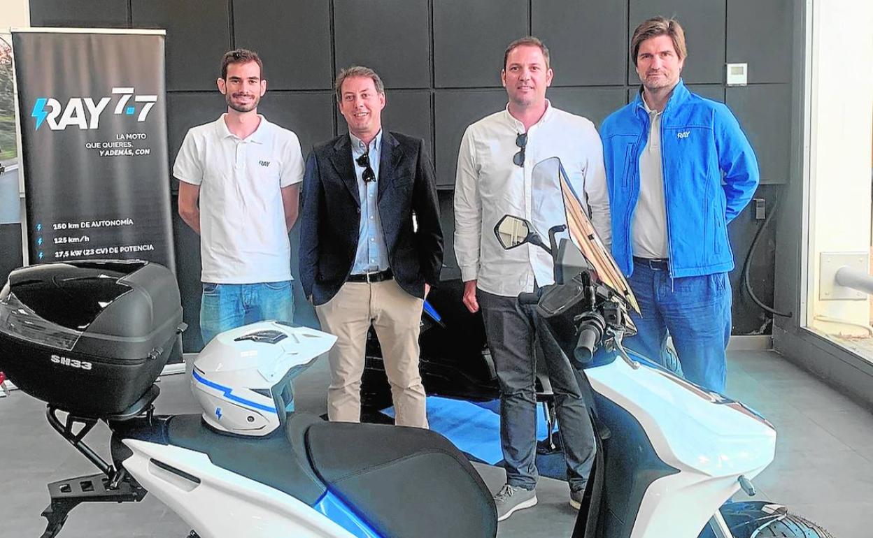 Miembros de la familia Serratosa con el CEO de Ray Motors, Íñigo Raventós.