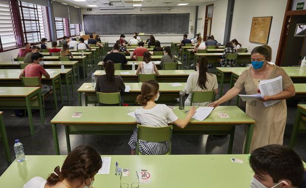 Estudiantes durante la prueba de Selectividad. 