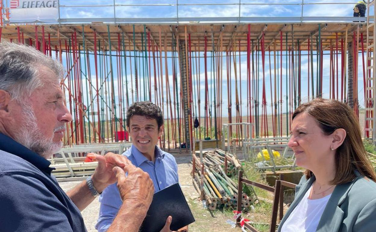 La portavoz del PP, este martes en la visita de obras en Pinedo. 