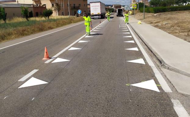 El desconocido significado de los dientes de dragón, las nuevas marcas pintadas en las carreteras 