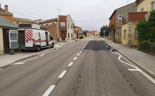 Líneas de borde quebradas, pintadas antes de un paso de cebra. 