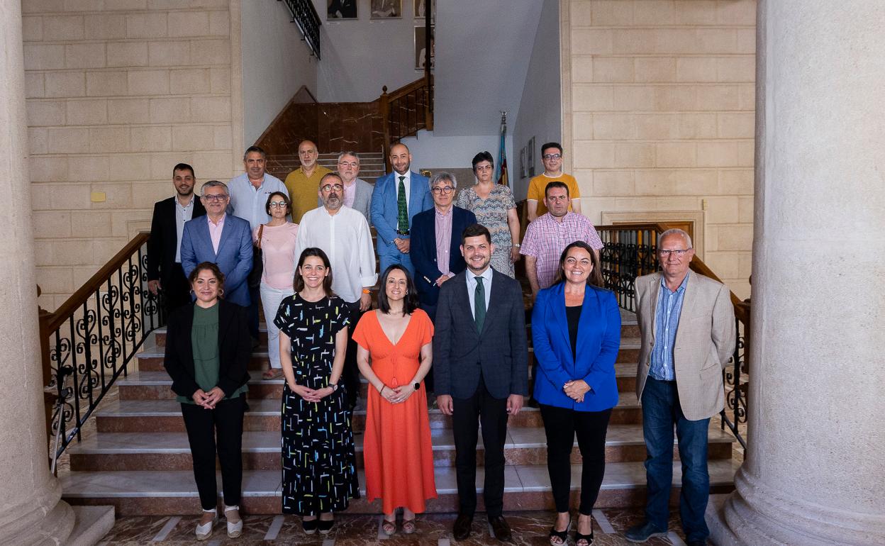 La consellera Rebeca Torró, junto a alcaldes de la Safor y la Marina Alta, además de representantes empresariales y sindicales. 