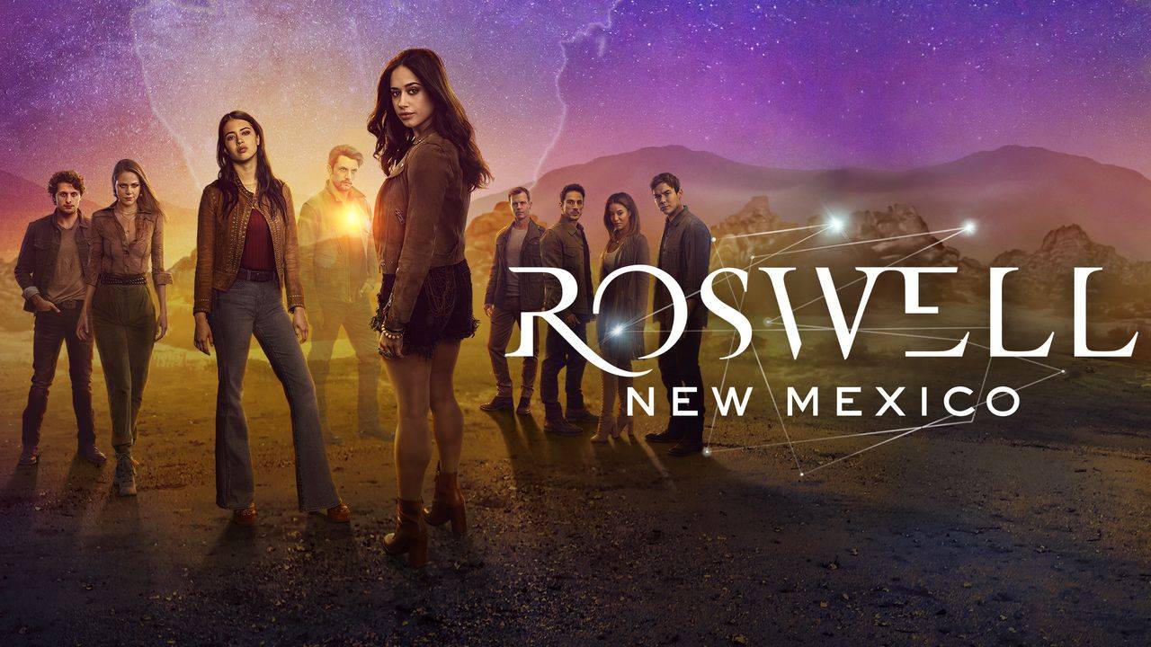 'Roswell: New Mexico' | Plataforma: HBO. Estreno: 4º temporada el 7 de junio. Sinopsis: La ficción se centra en el amor, una relación y una pequeña ciudad en la que viven alienígenas. Romántica y emotiva, la serie es una historia sobre gente que se siente fuera de lugar en su propio mundo. Reparto: Jeanine Mason, Nathan Parsons, Michael Vlamis y Lily Cowles, entre otros.