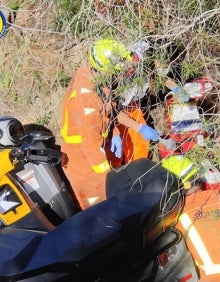 Imagen secundaria 2 - Varios momentos del rescate por los bomberos. 