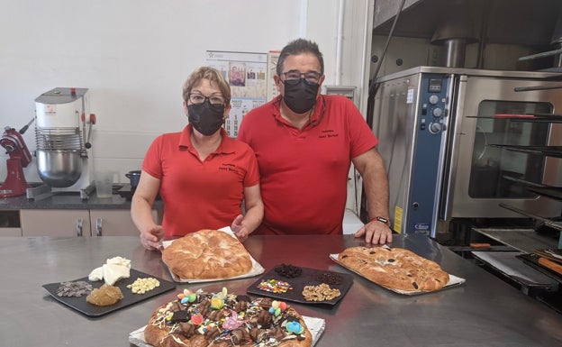 Carmen y Luis en la pastelería Sant Bernat de Carlet. 