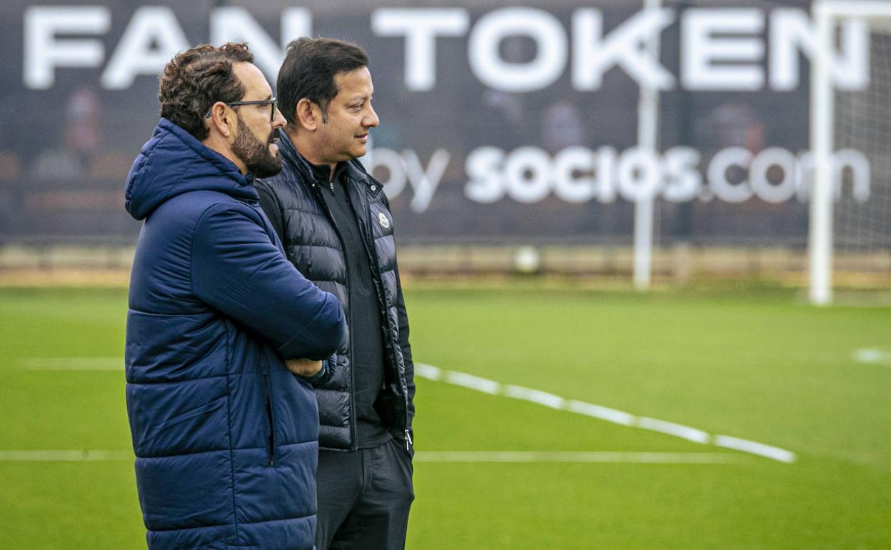 José Bordalás y Anil Murthy, durante un entrenamiento del Valencia. 