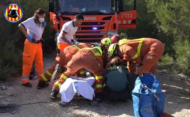 Imagen principal - Varios momentos del rescate por los bomberos. 