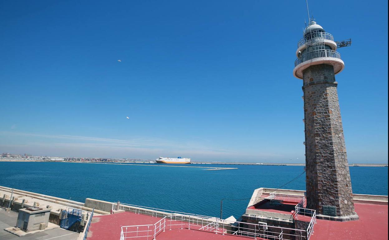 Faro histórico del puerto de Valencia. 