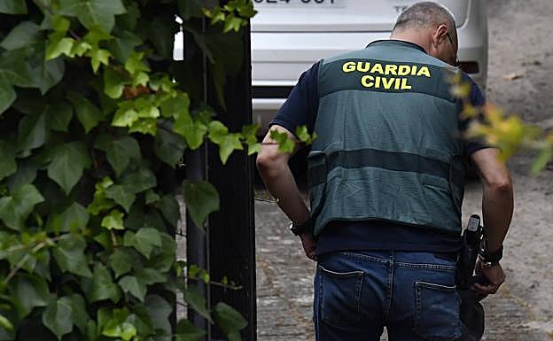 Uno de los investigadores, en la vivienda de Betancor. 