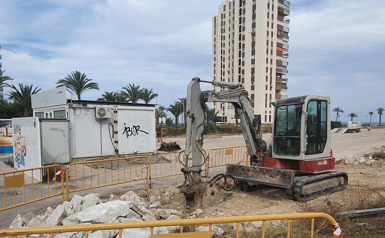 Obras en el paseo peatonal del PAU 5 a la Playa de San Juan. 