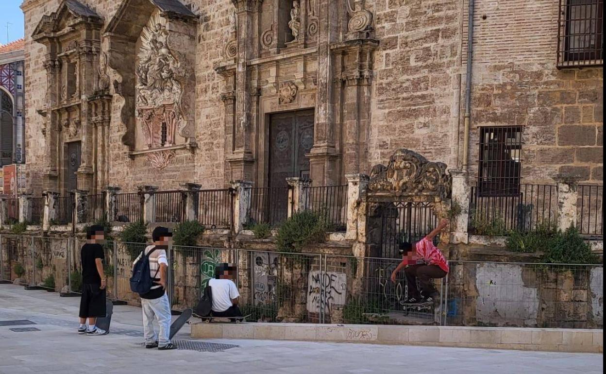 Skaters en las 'covetes' de la iglesia de los Santos Juanes