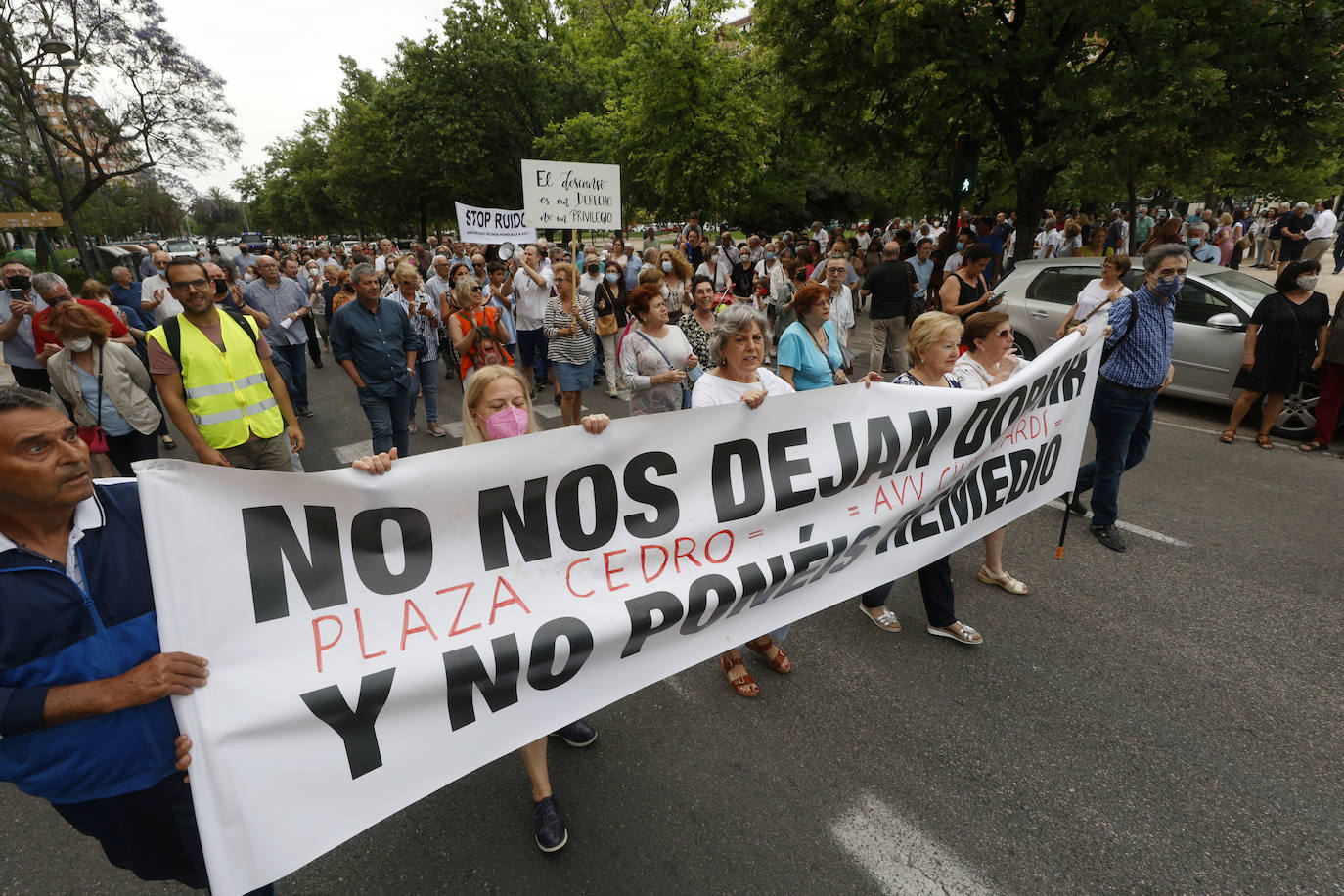 Fotos: La plaza de Honduras de Valencia no se rinde contra el botellón