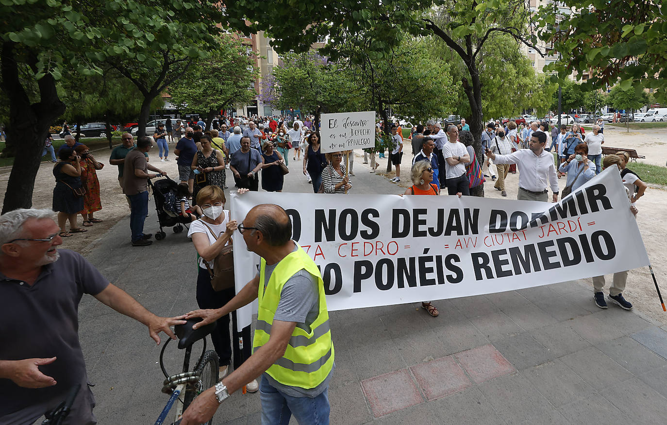 Fotos: La plaza de Honduras de Valencia no se rinde contra el botellón