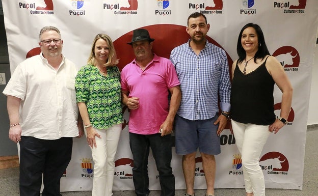 Imagen principal - La alcaldesa y el concejal con los representantes de las peñas. 