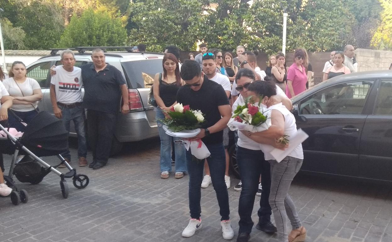 El sobrino y la hermana de Jesús Córdova depositaron sendos ramos de flores donde fueron atropellados. 