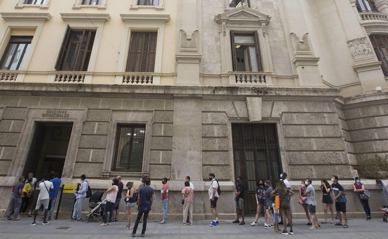 Colas para acceder a las oficinas municipales del Ayuntamiento.