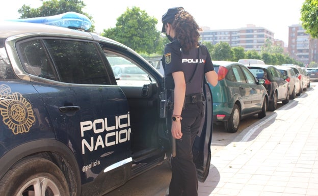 Dos policías evitan que una joven se lance desde un segundo piso en Valencia