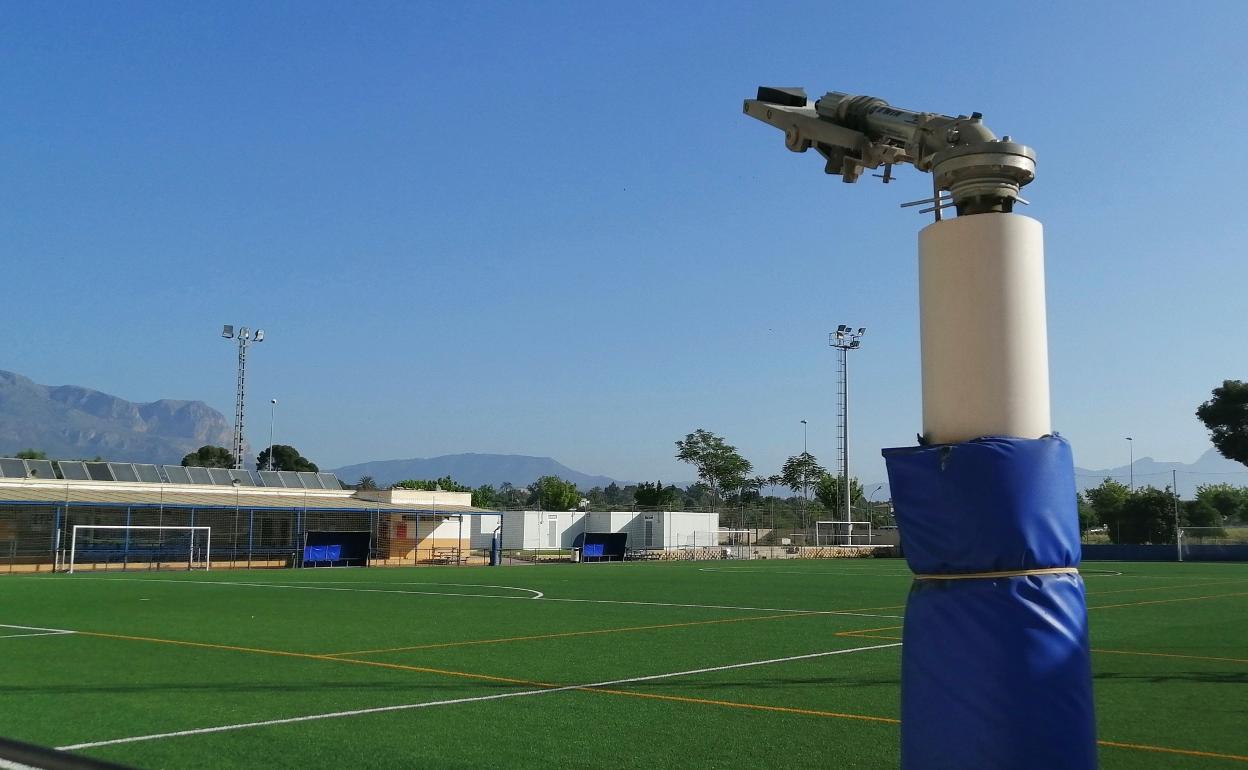 Imagen de uno de los aspersores de los campos de fútbol Antonio López de Benidorm