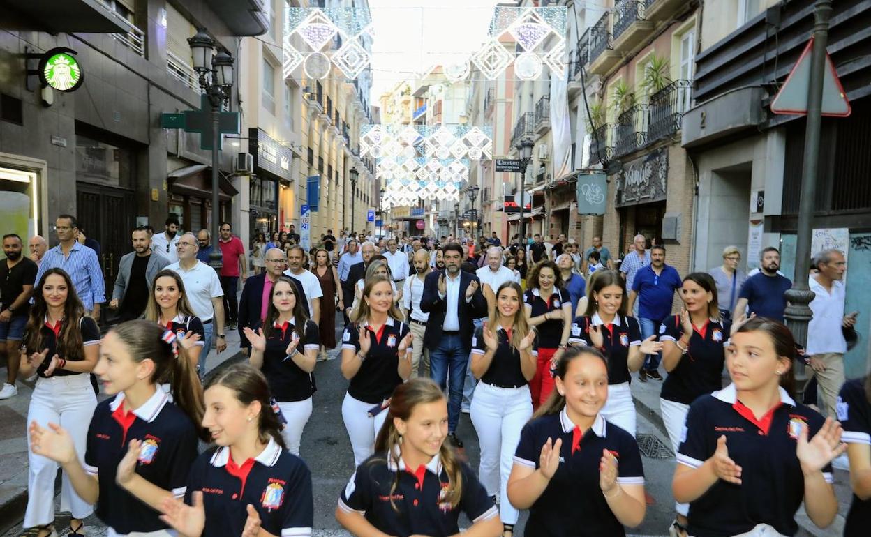 El alcalde Barcala participó este miércoles en el pasacalles tras el encendido oficial de Hogueras. 