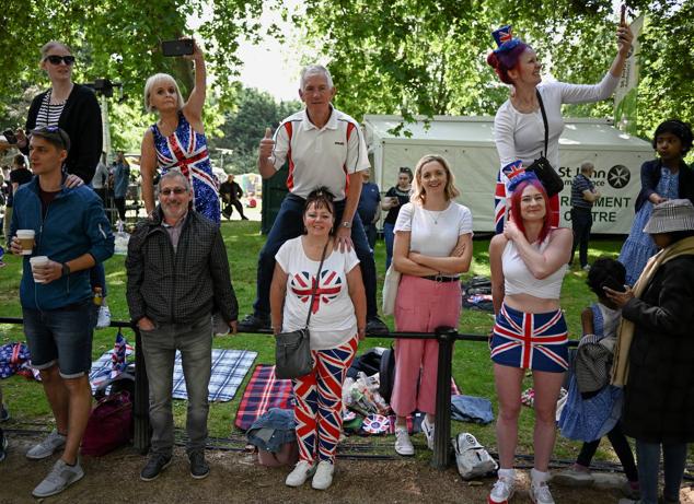 2 de junio | Los ciudadanos ataviados con la bandera británica siguen los actos.