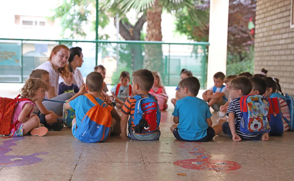 Un grupo de alumnos en la escuela de verano de Paterna. 