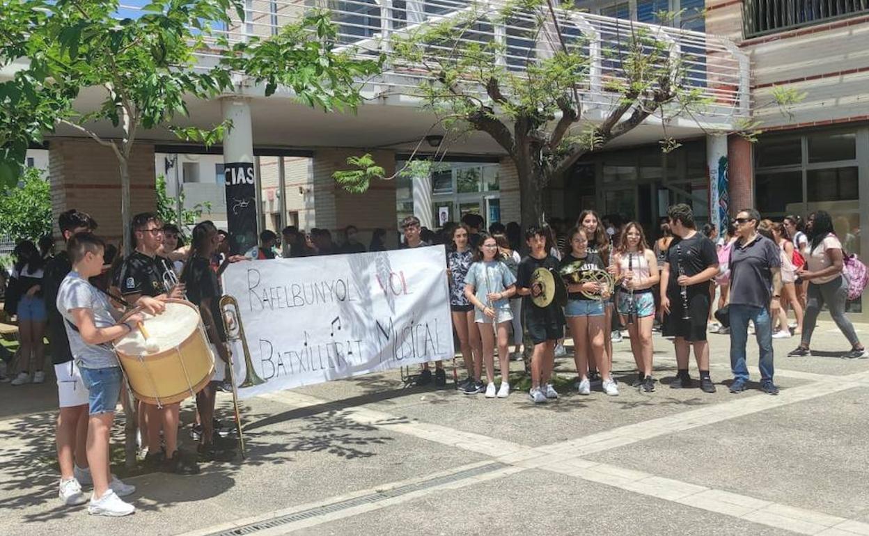 Los alumnos protestan contra la decisión de la conselleria. 