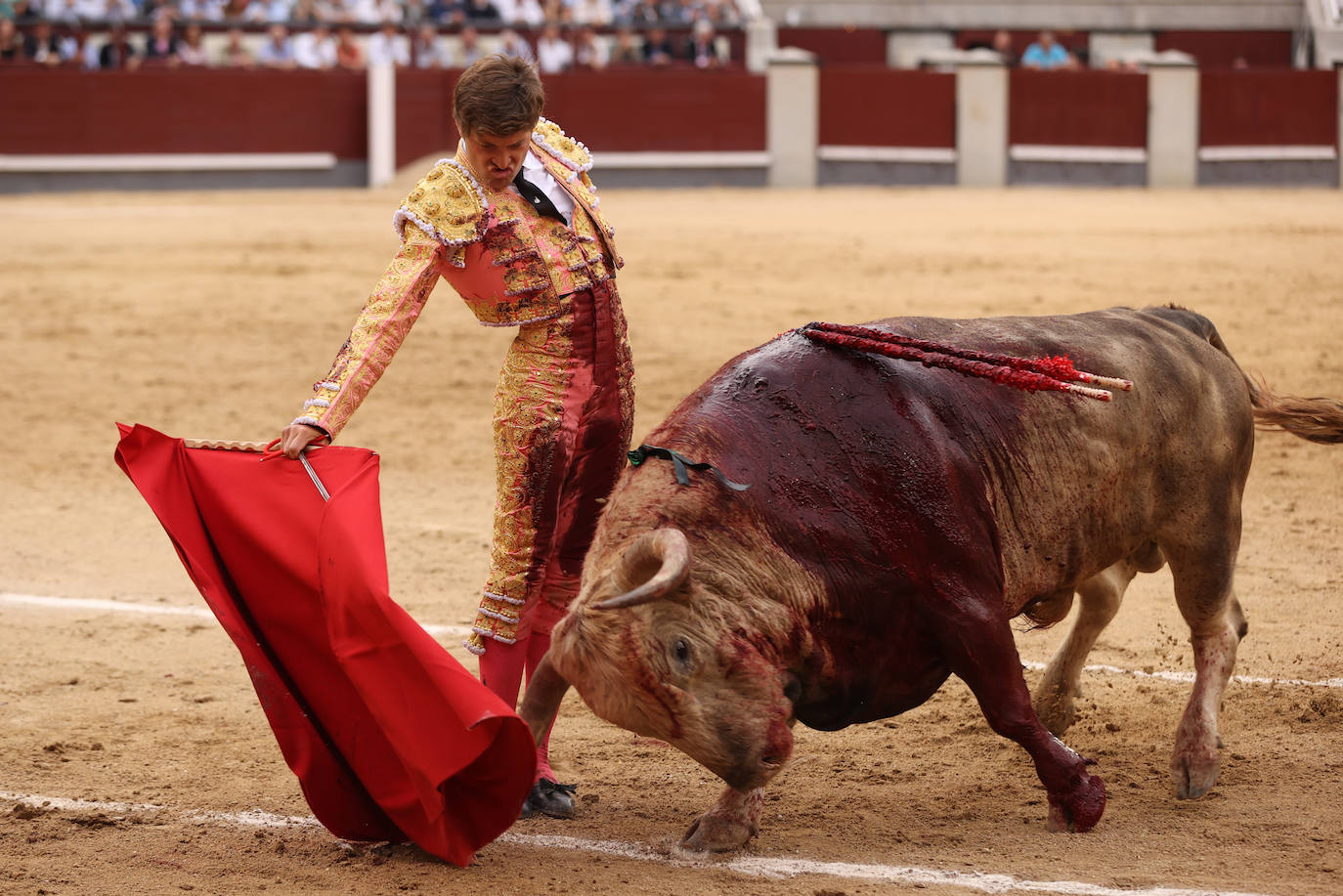 El diestro Juan Leal sufre un 'revolcón' de su segundo toro