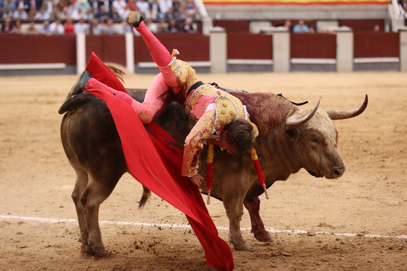 El diestro Juan Leal sufre un 'revolcón' de su segundo toro