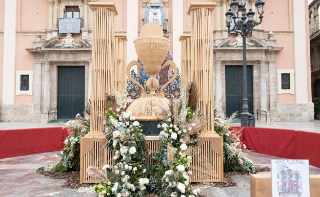 Decoración floral sobre el cáliz de vareta que el organismo de Parques y Jardines puso en 2021 para el Corpus. 