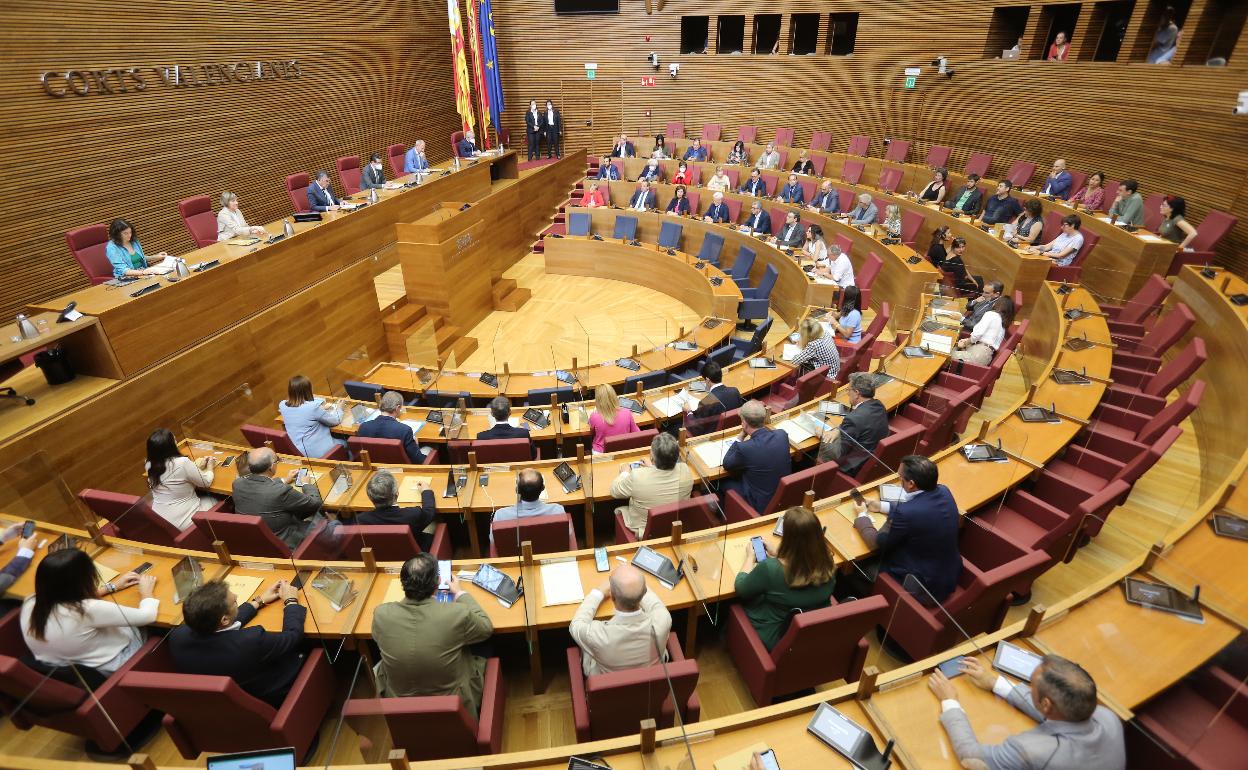 Vista panorámica del hemiciclo de Les Corts, esta mañana. 