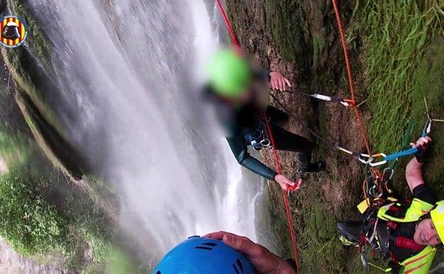 Momento del rescate por parte del grupo GERA del Consorcio de Bomberos de Valencia.